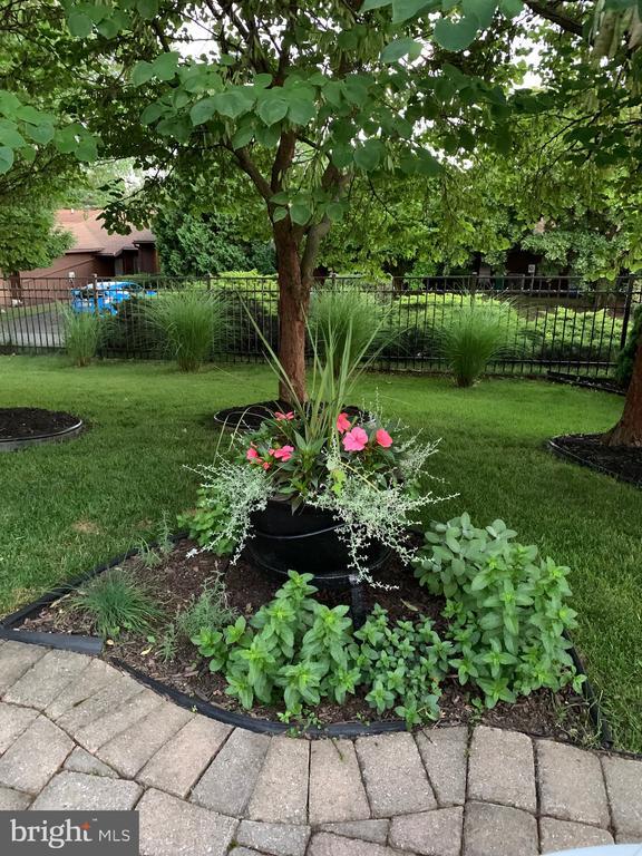 Building Photo - 330 Parkwood Dr