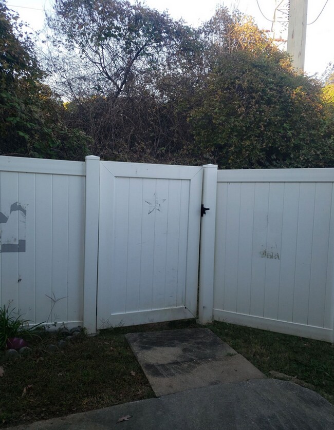 Building Photo - 2 Bedroom Walking Distance to NCSU!