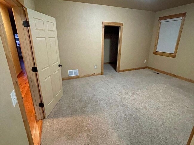 Building Photo - 905 Saxon Way