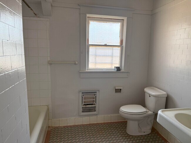 Building Photo - 1319 Mier St
