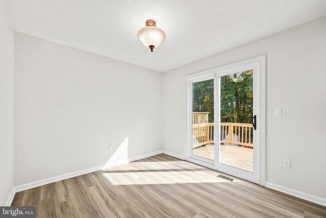 Building Photo - 306 Kings Crest Dr