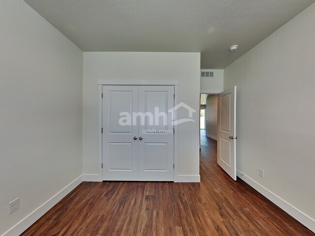 Building Photo - 1022 N Rivermist Pl