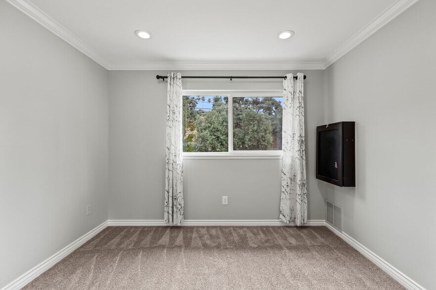 Building Photo - 1096 Canyon View Dr