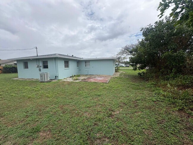 Building Photo - 4 bedroom Single-Family Home Available for Move-In NOW