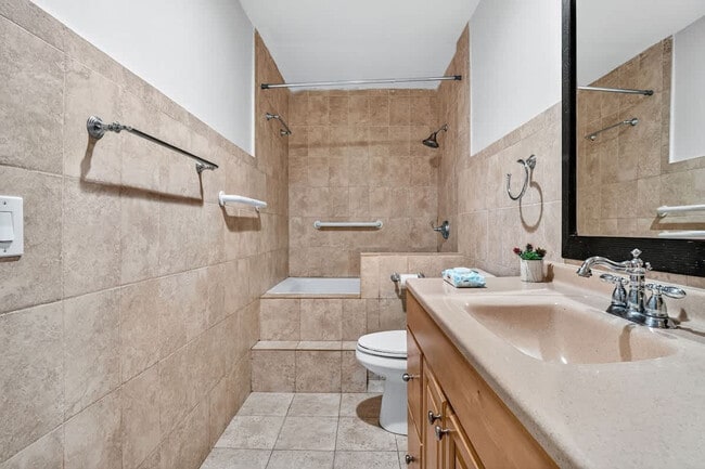 Building Photo - 2423 NE 202nd St