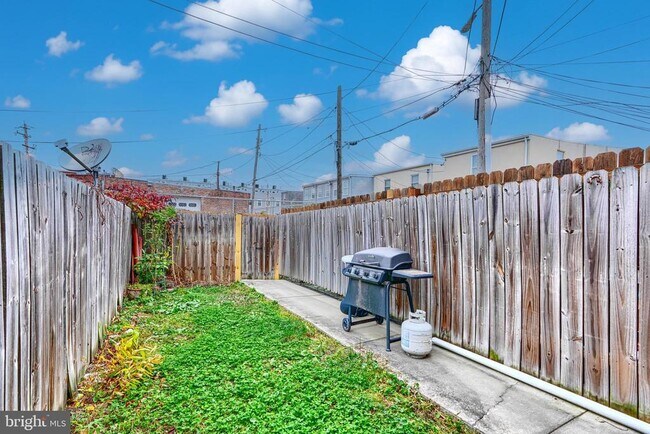 Building Photo - 1730 E Chase St