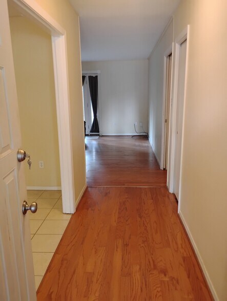 Entry Hall - 1106 Hillcrest Dr