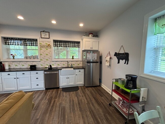 Building Photo - Charming Country House Fully Furnished