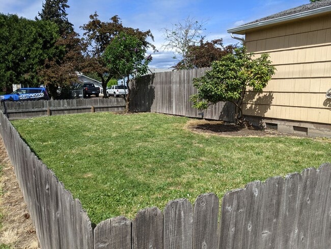 Building Photo - Nice 2-Bedroom, 1-Bath Corner Lot Home In Springfield!