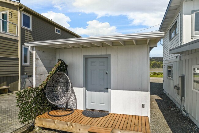 Building Photo - 260 E Driftwood Shores Rd