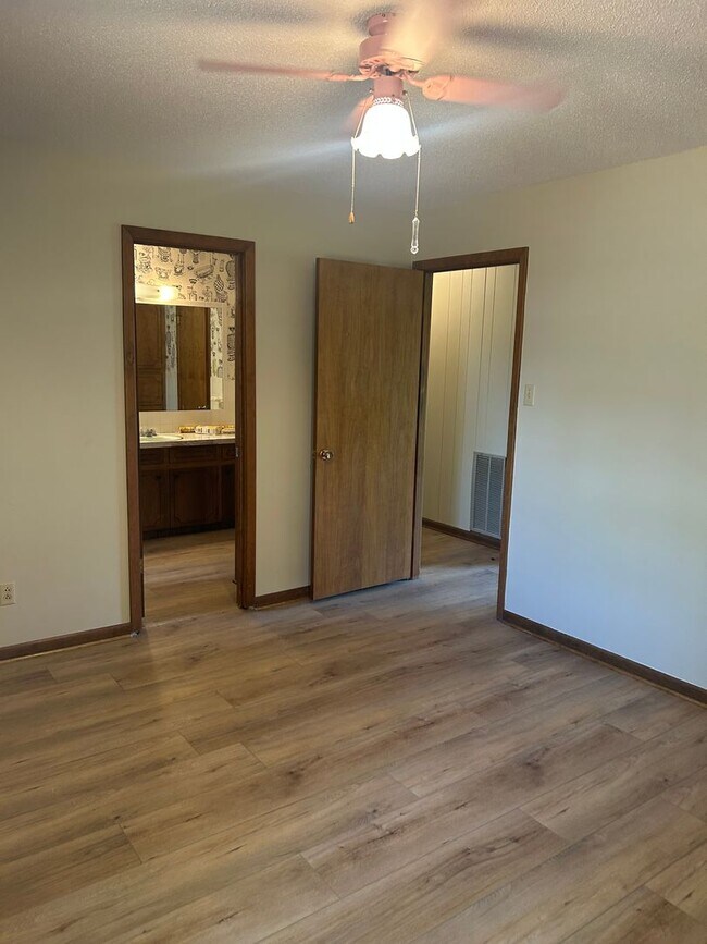 Building Photo - Contact Peggy Goodman 501 676 1758