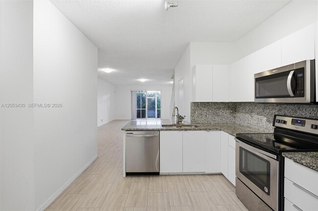 Building Photo - 2066 Madeira Dr