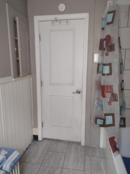 Building Photo - 869 Kenneth Ave