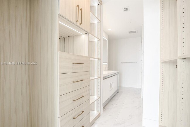 Building Photo - 2000 Metropica Wy