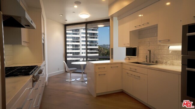 Building Photo - 10430 Wilshire Blvd
