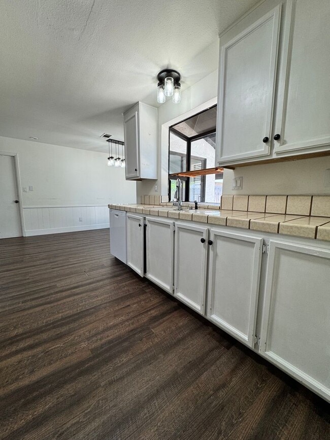 Building Photo - Available now! 3 Bed/2 Bath Home