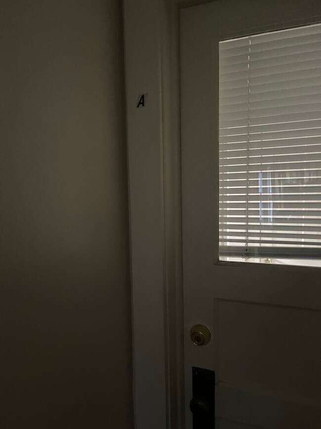 Building Photo - 1 Bedroom Apartment Near Downtown