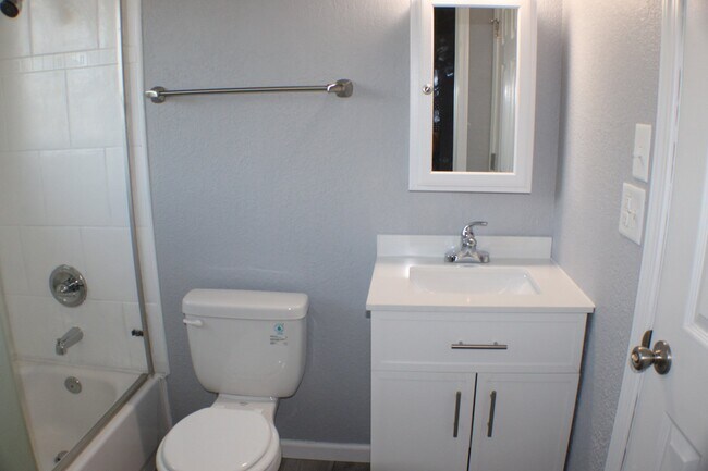 Building Photo - 2080 Poteae Cir