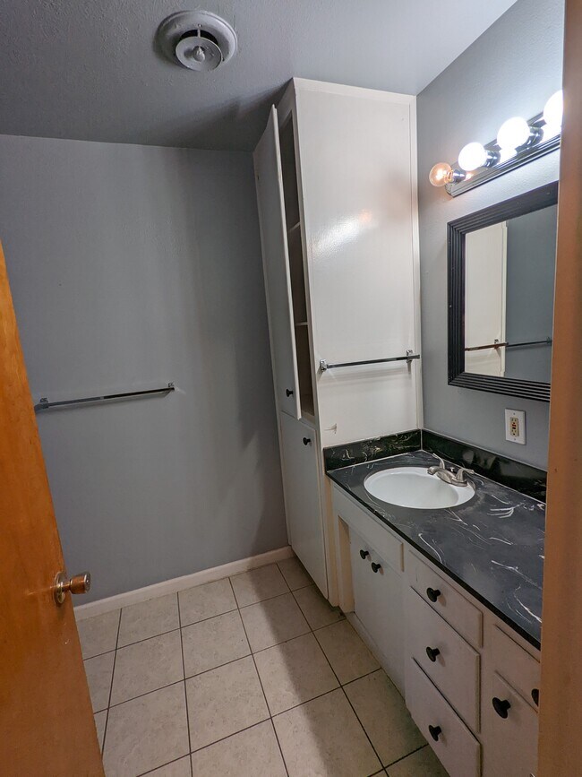 Building Photo - 1404 W Cambridge Ave