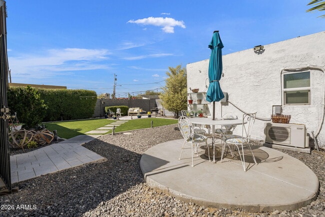 Building Photo - 930 E Whitton Ave