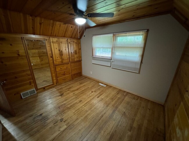 Building Photo - Lovely Ranch house available