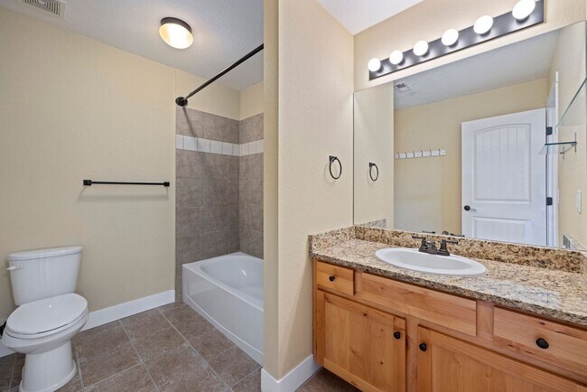 Building Photo - Bright 2 Bed, 2 Bath Condo in Fort Collins!!