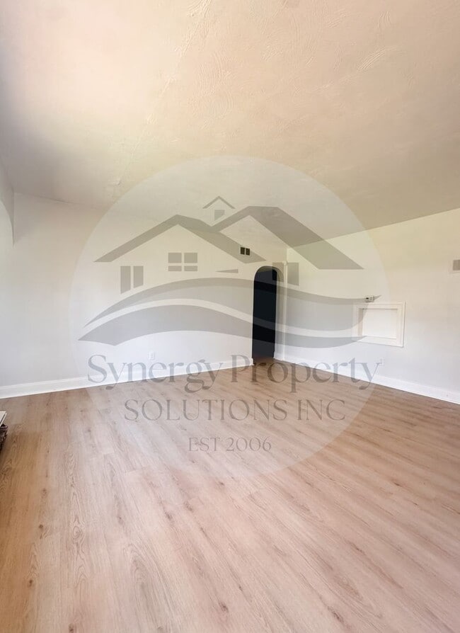 Building Photo - Unity Dr 810-812