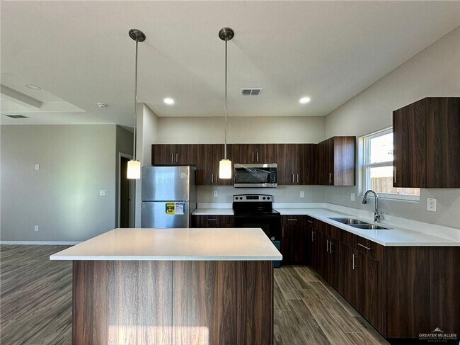 Building Photo - 17 E Walnut Ave