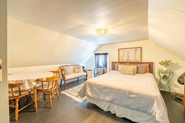 Building Photo - 714 E Jefferson St