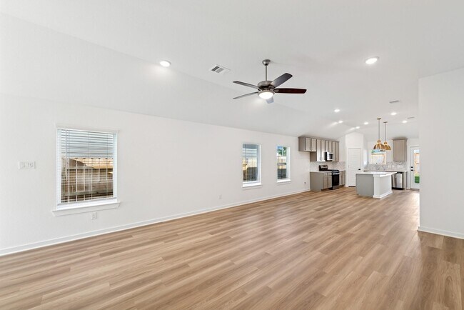 Building Photo - 32419 Sunbeam Dr