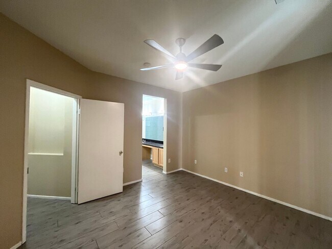 Building Photo - Beautiful Summerlin townhome, 3 bed, 2.5 bath, on 1st floor.