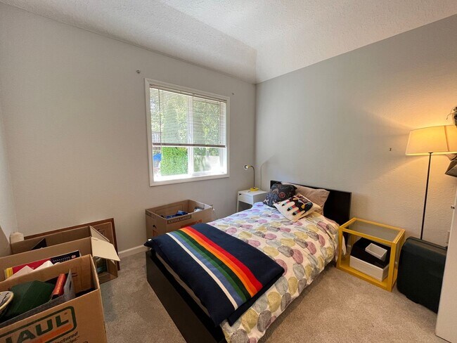 Building Photo - Beautiful 4Bd + 3Ba in Portland!! Offers Beautiful Outdoor Views and Great Gardening Backyards!!