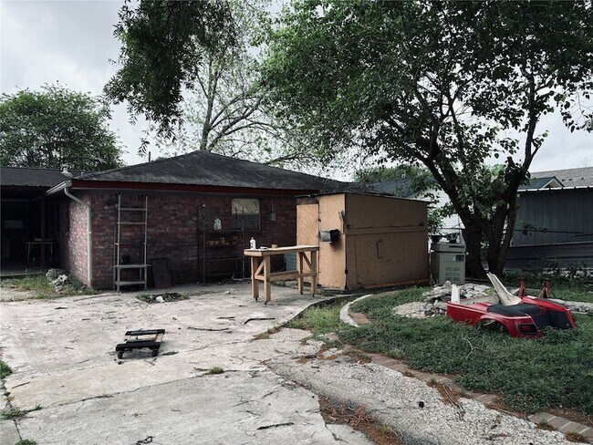 Building Photo - 415 Zinn Dr