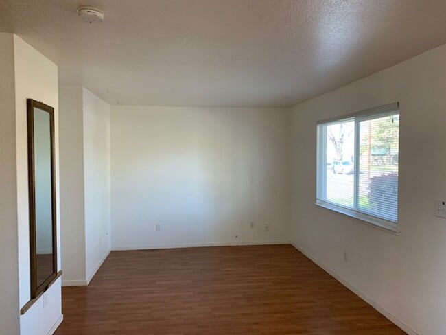 Building Photo - 3 Bedroom, 2 full Bath suite!!