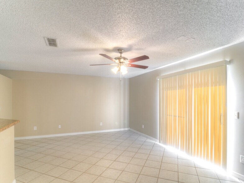 Building Photo - 1723 Ashwood Cir