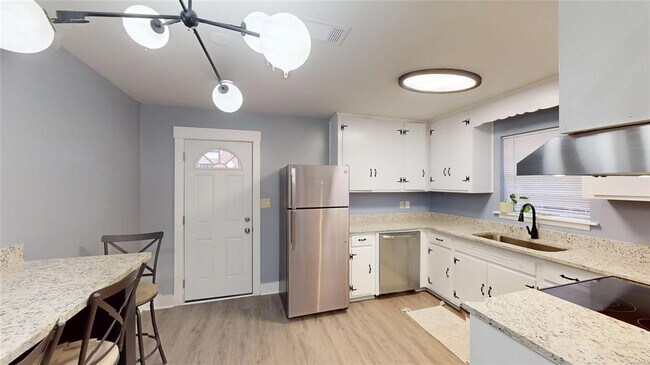 Building Photo - 302 Moncrief St