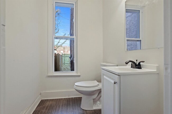 Building Photo - Bright 5 Bedroom, 1.5 Bath Home in Harrisburg, Pa!