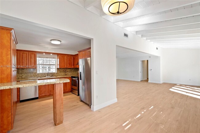 Building Photo - 410 Castania Ave