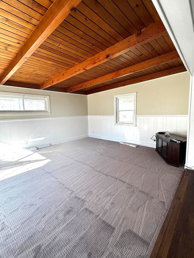 Building Photo - Stunning 3 Bedroom, 2 Bathroom Home on a L...