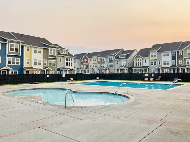 Building Photo - 697 180 N