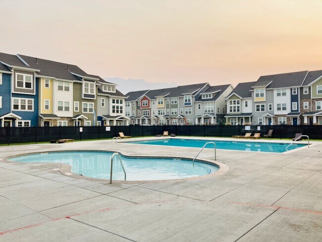 Building Photo - 697 180 N