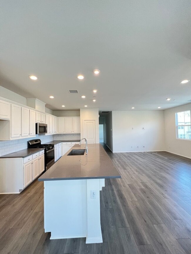 Building Photo - Beautiful 2 Bedroom 2 Bath Townhome