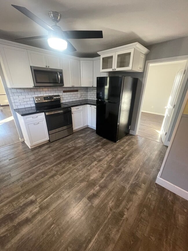 Building Photo - **MOVE IN SPECIAL!** Large 2 Bedroom with Bonus Space!