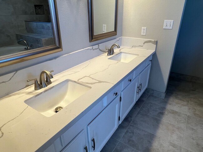Building Photo - Newly Remodeled - Henderson