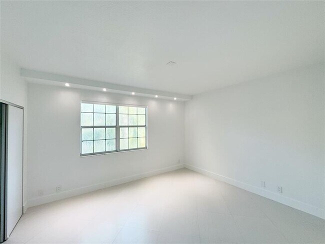 Building Photo - 1549 Barcelona Way
