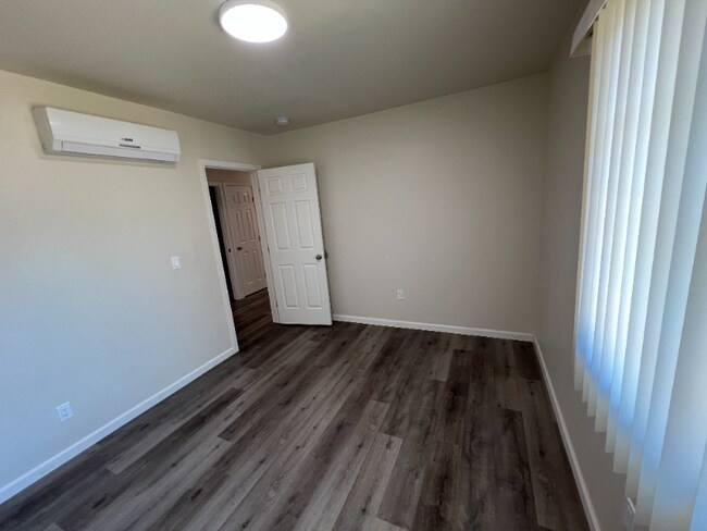 Building Photo - 942 N Van Ness Ave