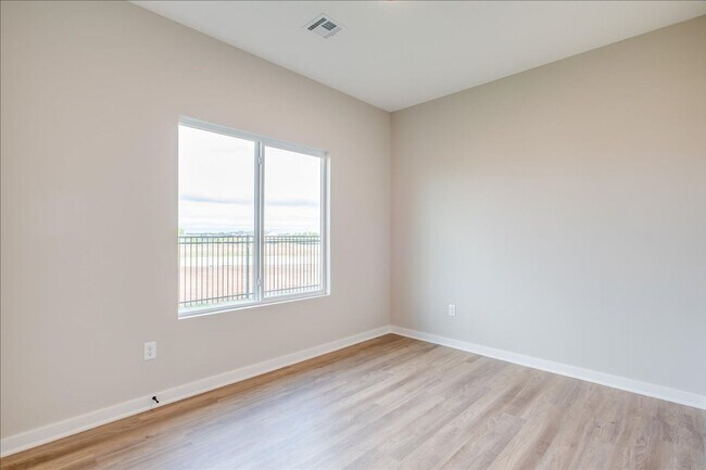 Building Photo - 15413 W Josephine St
