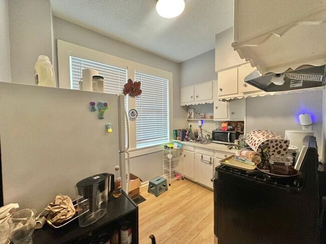 Building Photo - 1 Bed 1 Bath at Broadway Apartments! All B...