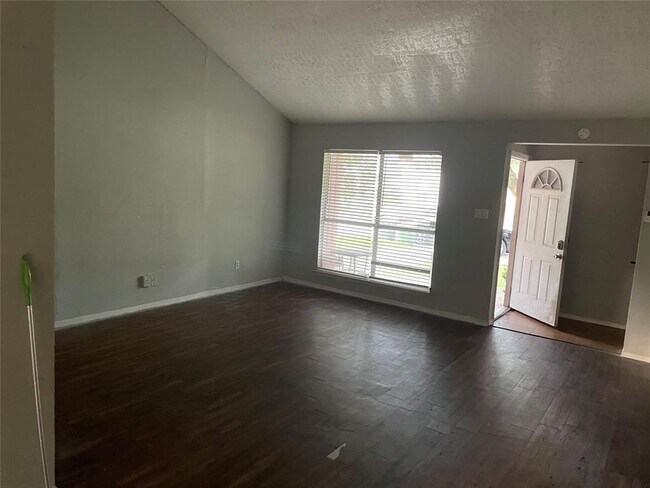 Building Photo - 1026 W Brompton Dr