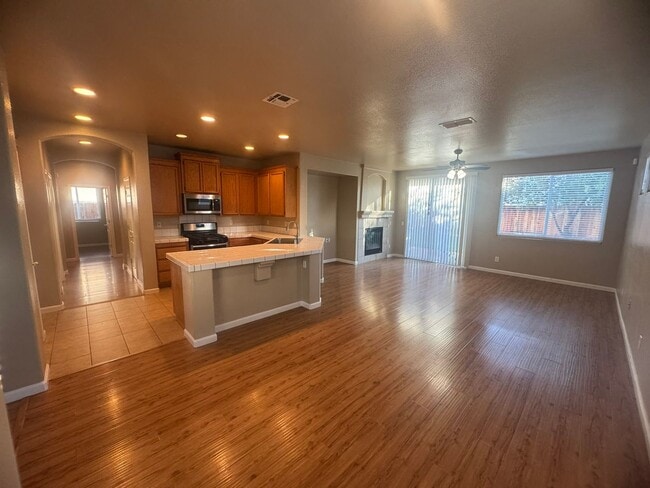 Building Photo - Spacious 4 Bedroom Home in Elk Grove